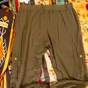 Guess cargo pockets on the side pants